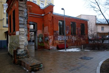 Руины стены дома